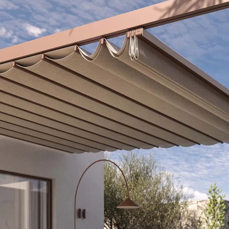 مظلة متحركة لبلكونة بلون الابيض