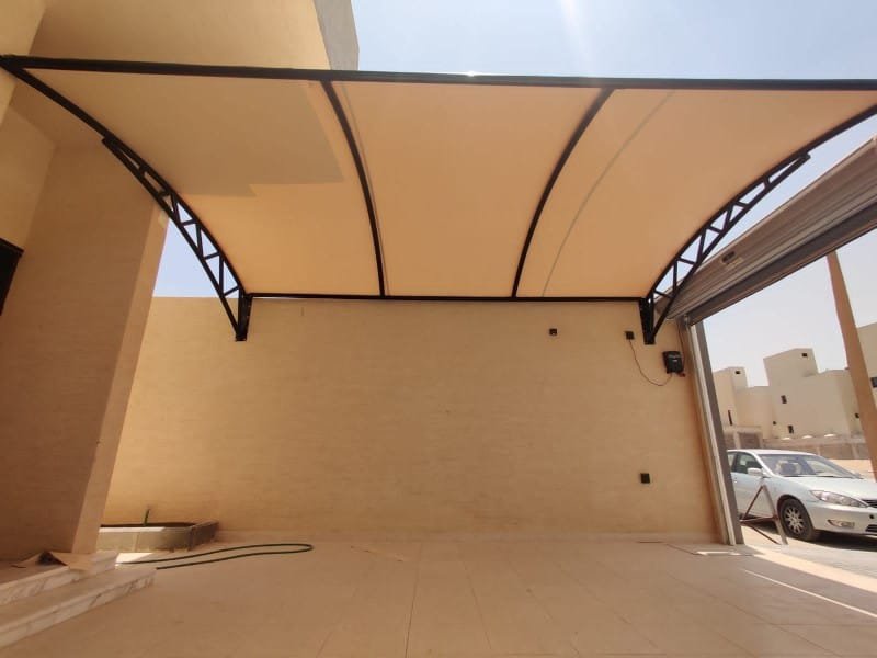 مظلة شكل مقوس بلون السكري والاسود شكل اسطوري