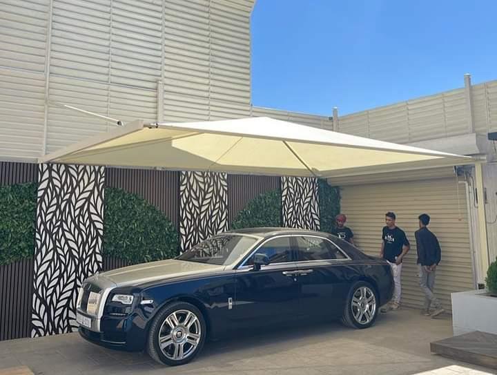 مظلة لسياره شكل هرمي بلون الابيض