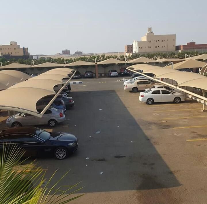 مظلات لعدة من السيارات بلون الابيض شكل اسطوري