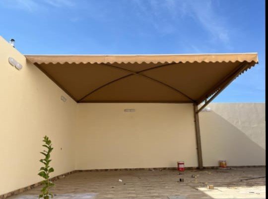 مظلة قماش بلون البني شكل عصري وجذاب