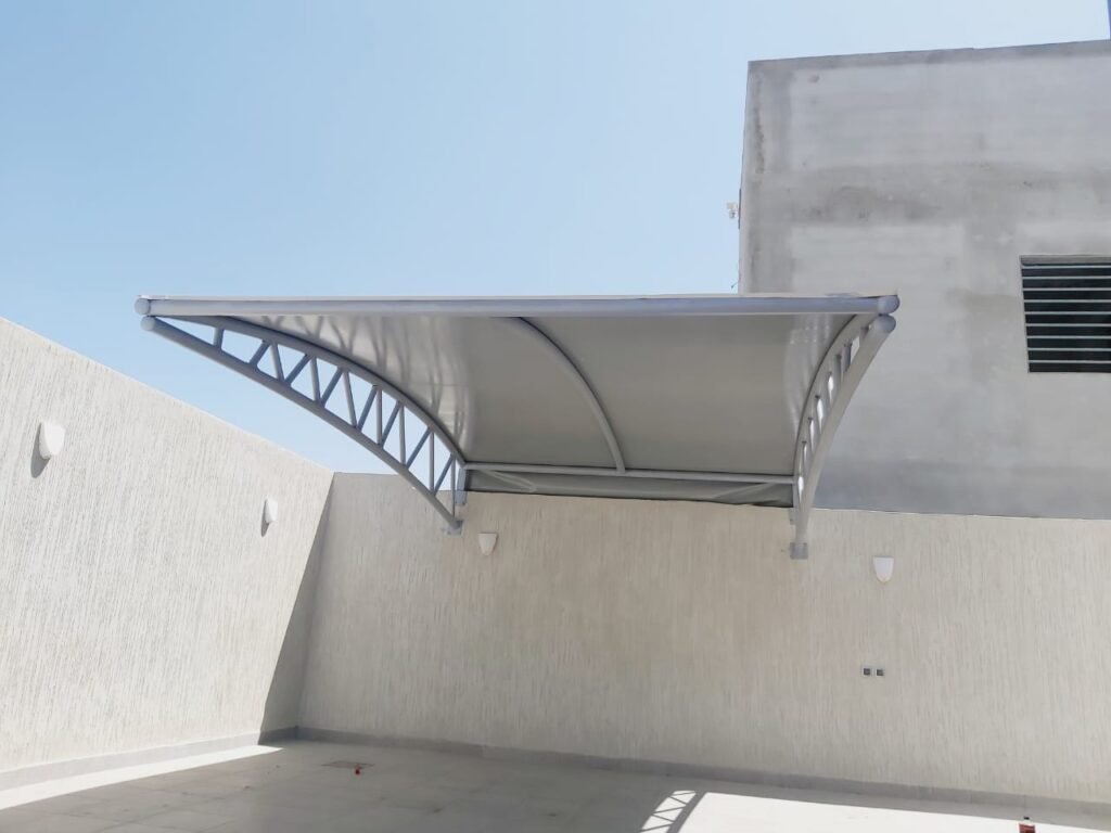 مظلة سيارات بلون رصاصي انيق وجذاب في جدة حي الشاطى