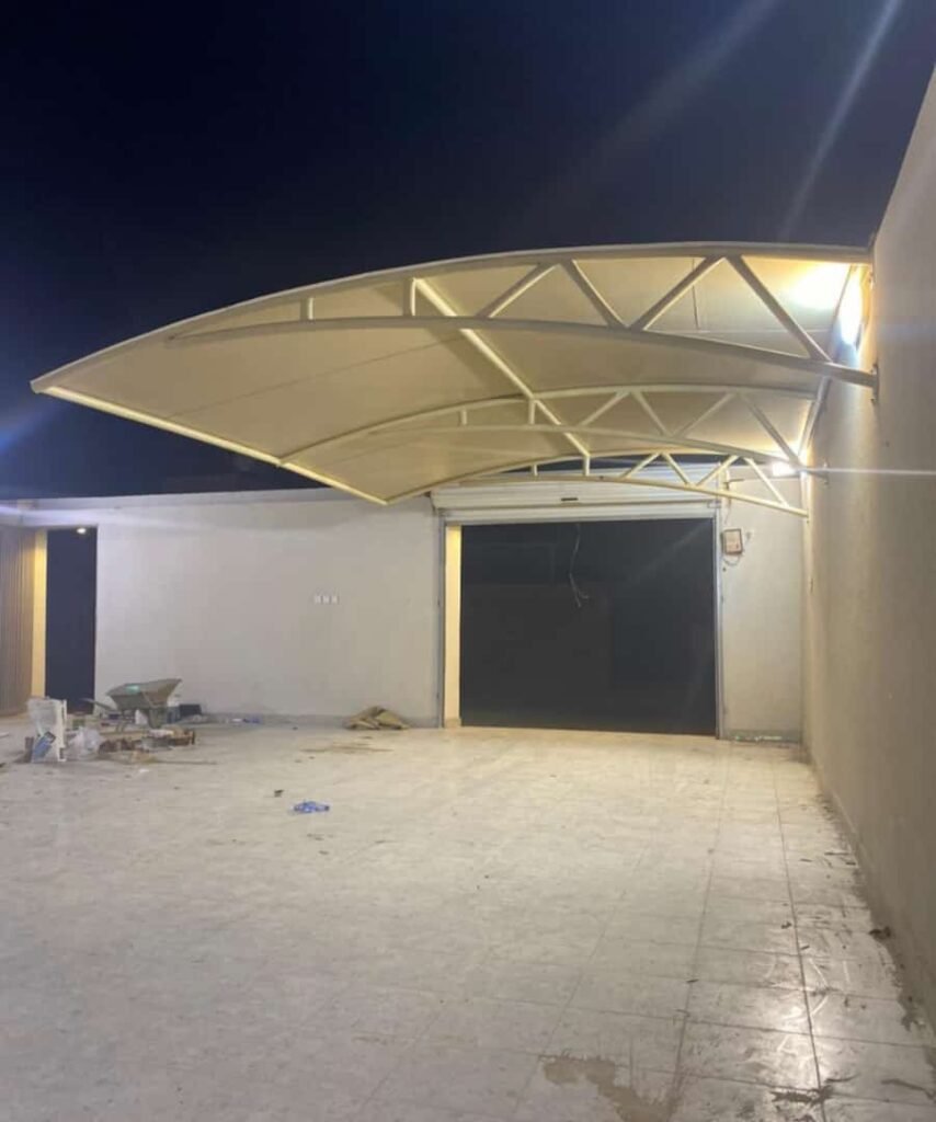 مظلة شكل مقوس بلون الابيض في مدينة جدة