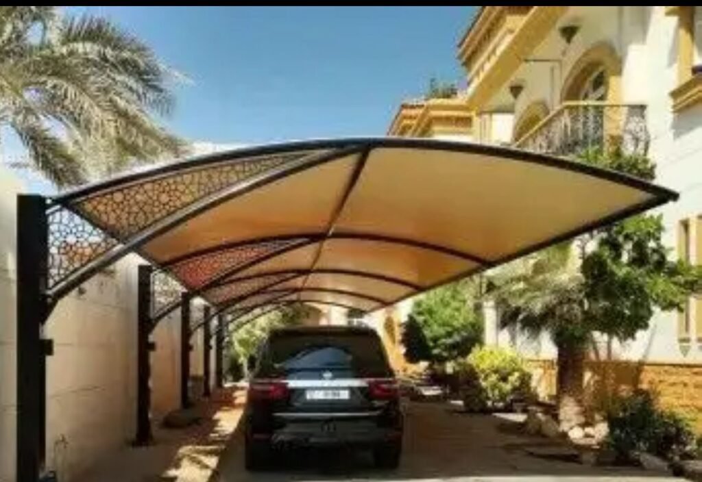 مظلة للسيارات شكل مقوس تحمي السياره السوداء من اشعة الشمس القويه