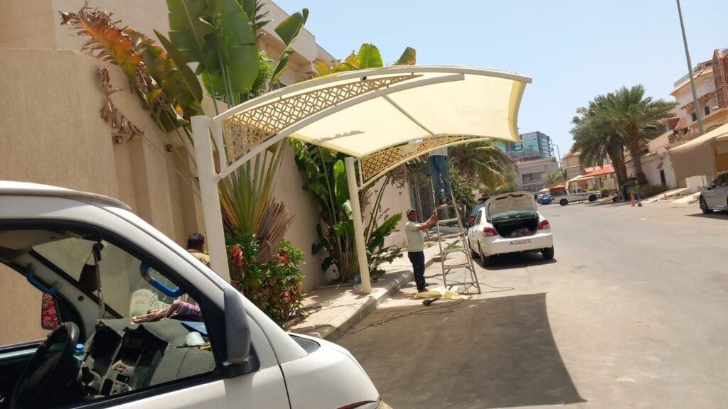 مظلة شكل مقوس بلون ابيض فاخر