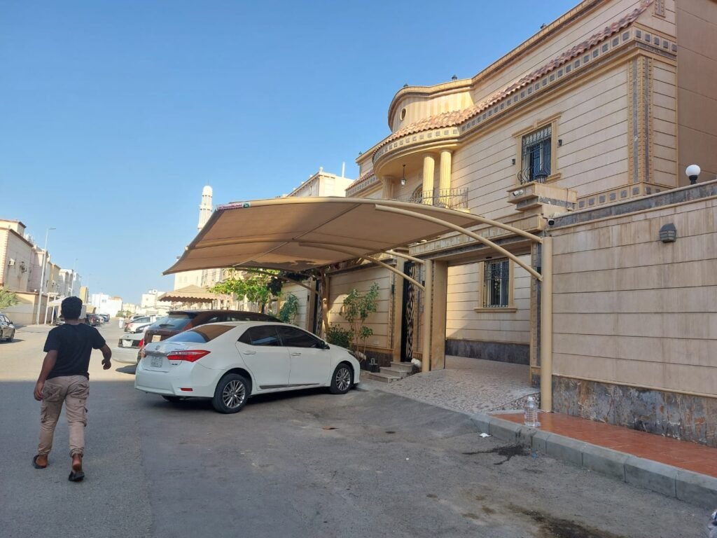 مظلة السيارات المقوسة بلون الرمادي الفاتح