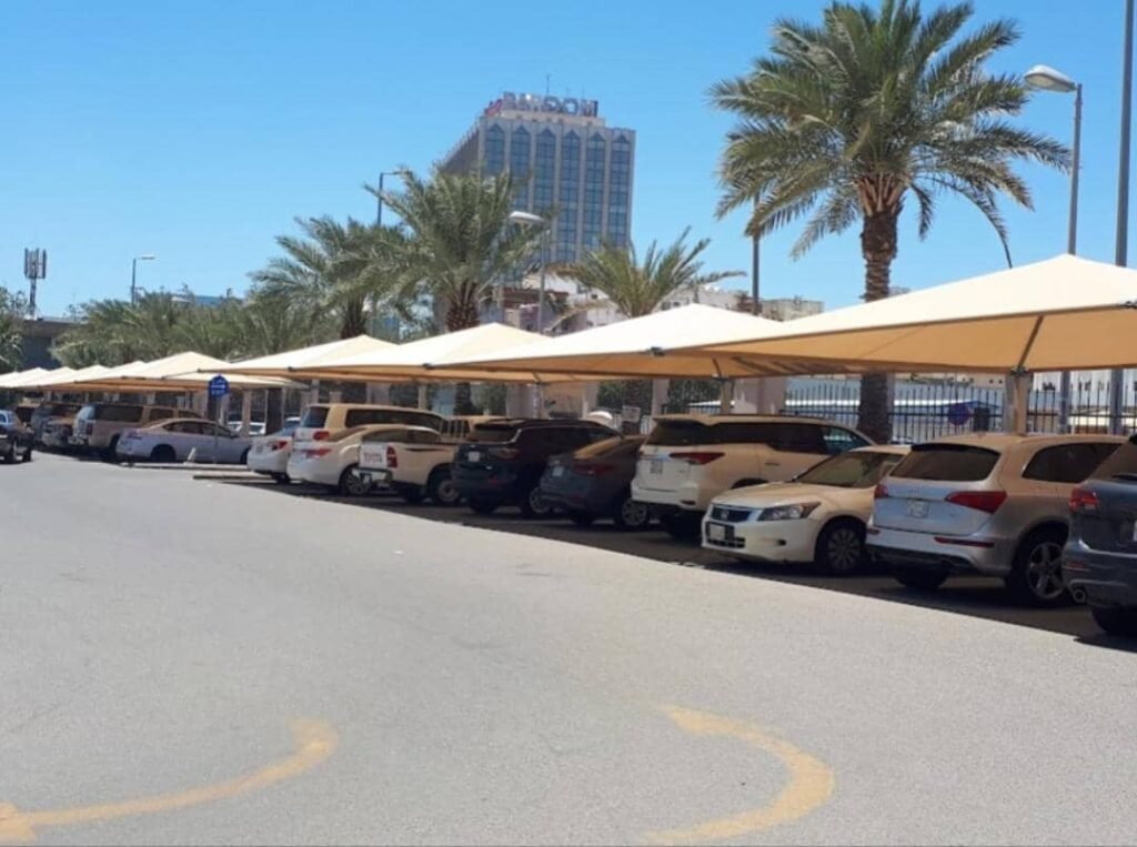 مظلات سيارات بشكل هرمي بلون ابيض غامق