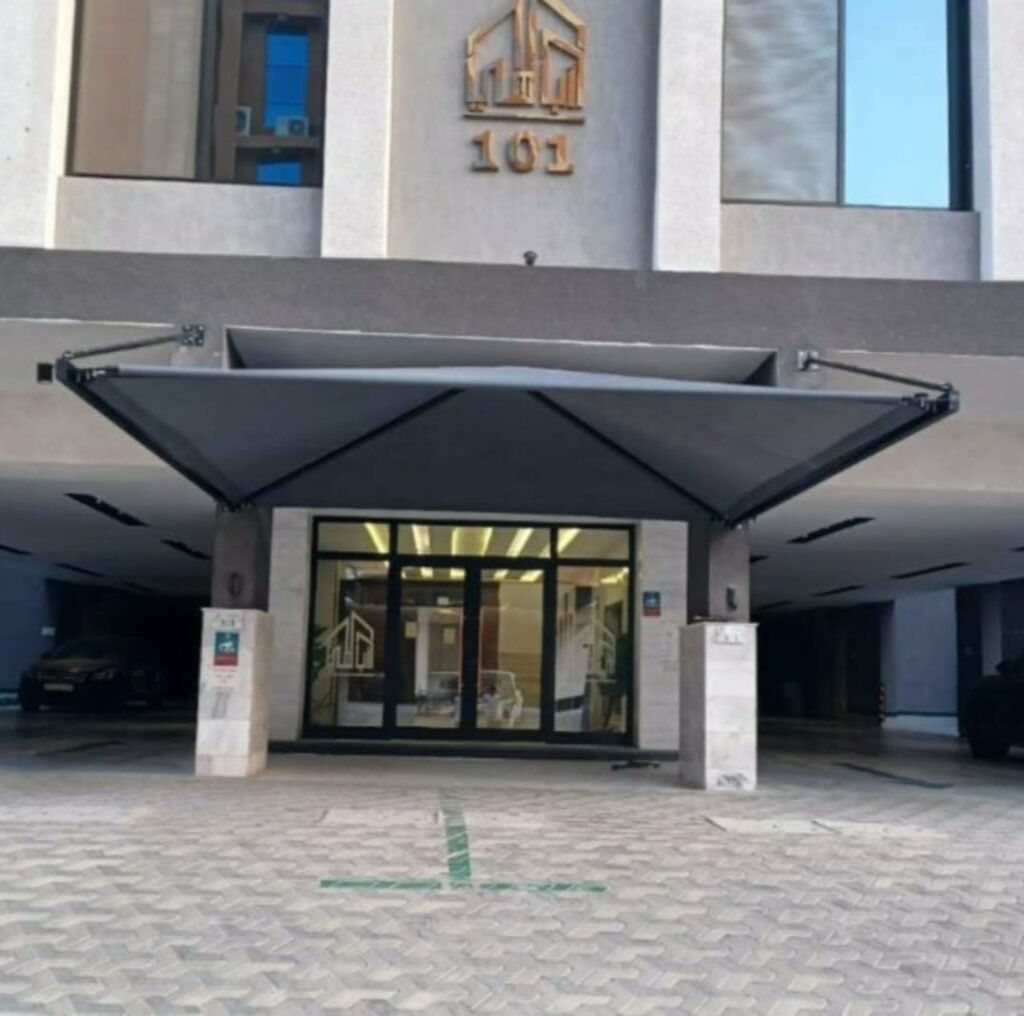 مظلة معلقة بلون رصاصي