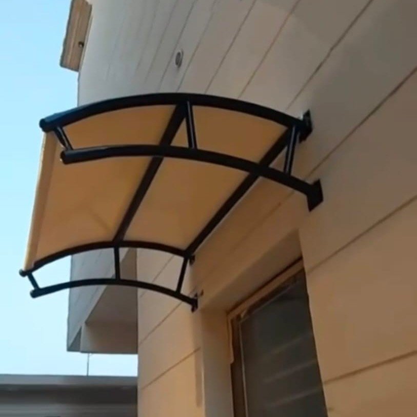 مظلة معلقة لنافذة في مدينة جدة