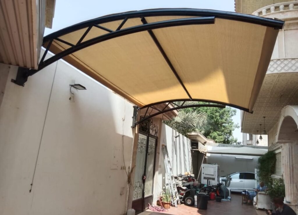 مظلة معلقة بلون السكري الغامق والاسود