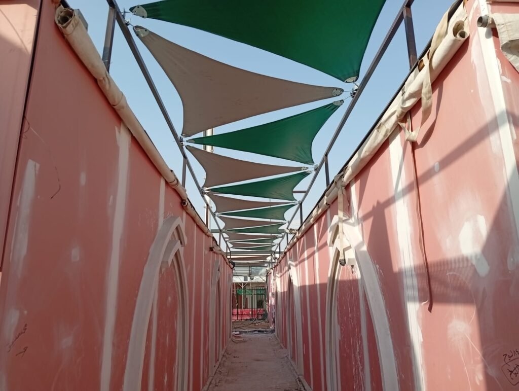 مظلات شد انشائي بلونين الاخضر والابيض