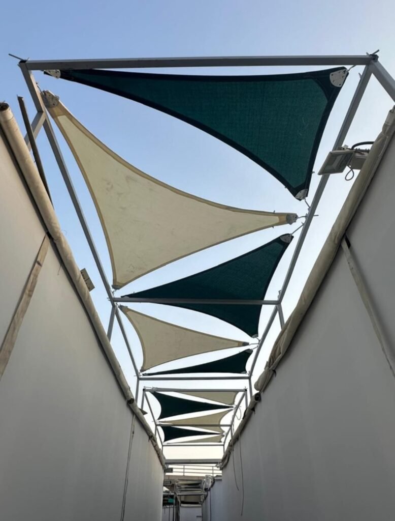 مظلة شد انشائي بلون الاخضر والابيض في جدة