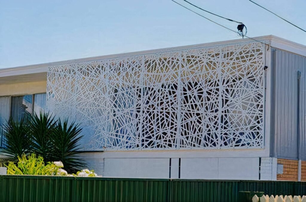 ساتر قص ليزر بلون ابيض شكل انيق وفخامة عالية