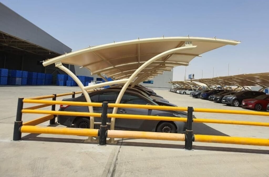 مظلة مقوسة في مدينة جدة بلون الابيض الغامق