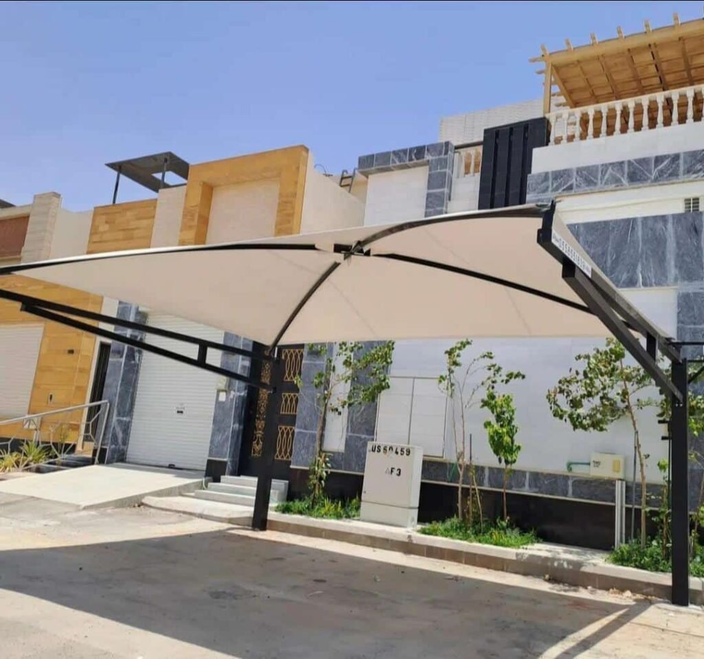 مظلة سياره خارجية بلون الابيض ويحتوي اطرافها اللون الاسود